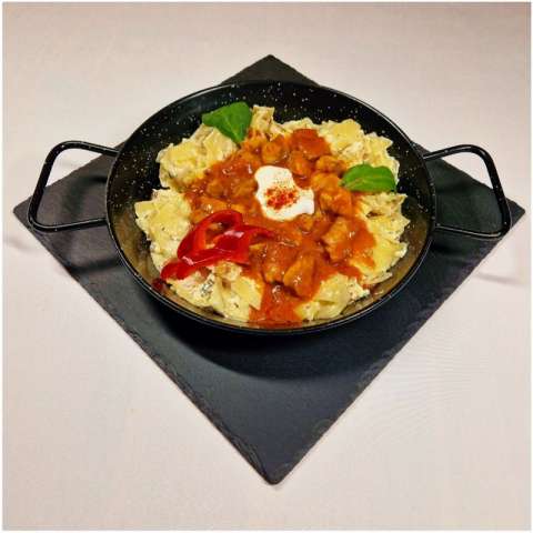 Harcsapaprikás túróscsuszával serpenyőben