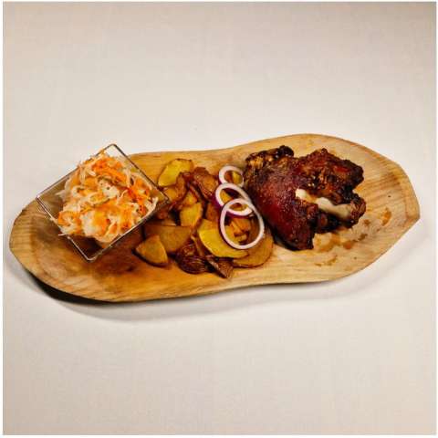 Ropogós csülök steakburgonyával, csalamádéval